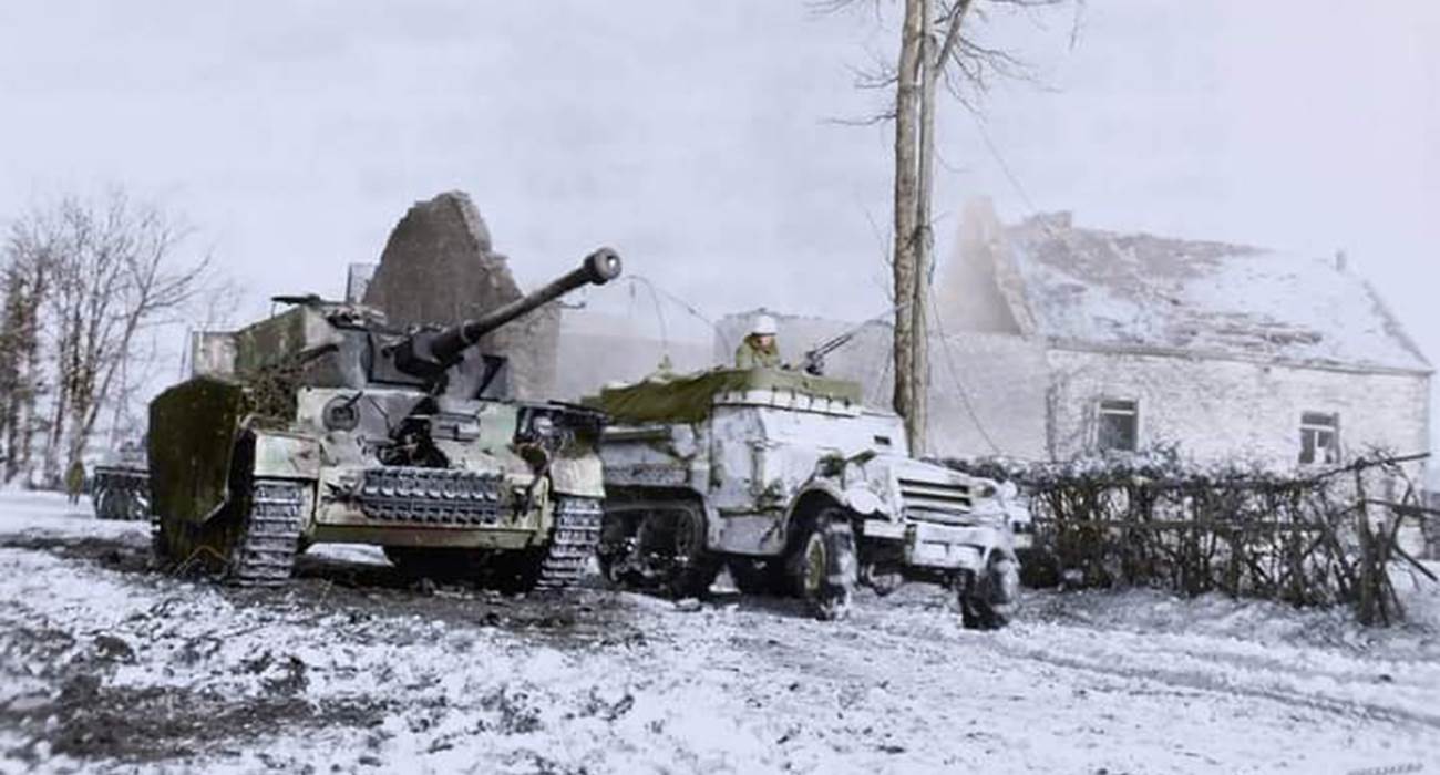 Halftrack de la 35ème division infanterie et un Panzer IV avec  en arrière plan les ruines de la ferme Joseph Gaspard-page