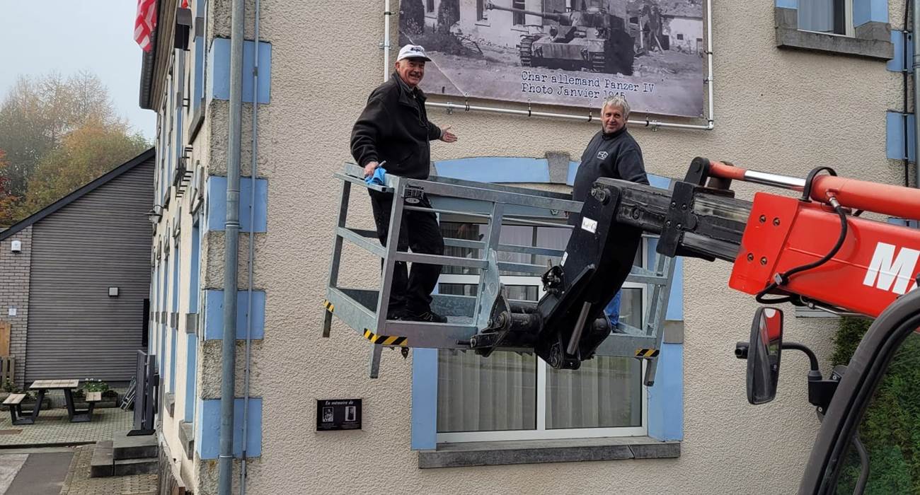 Photo 3X2M bâche PVC sur la façade du gîte-news