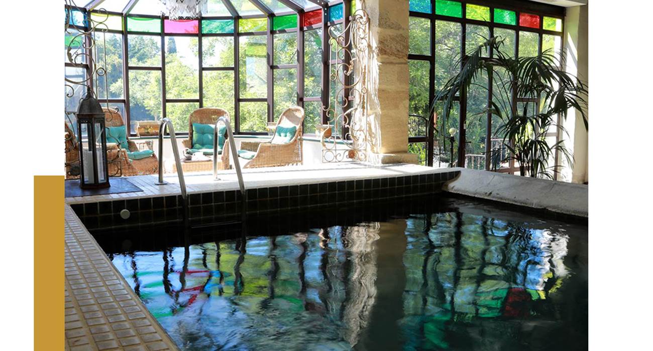 Piscine intérieure - Maison d'hôtes à Orange-page