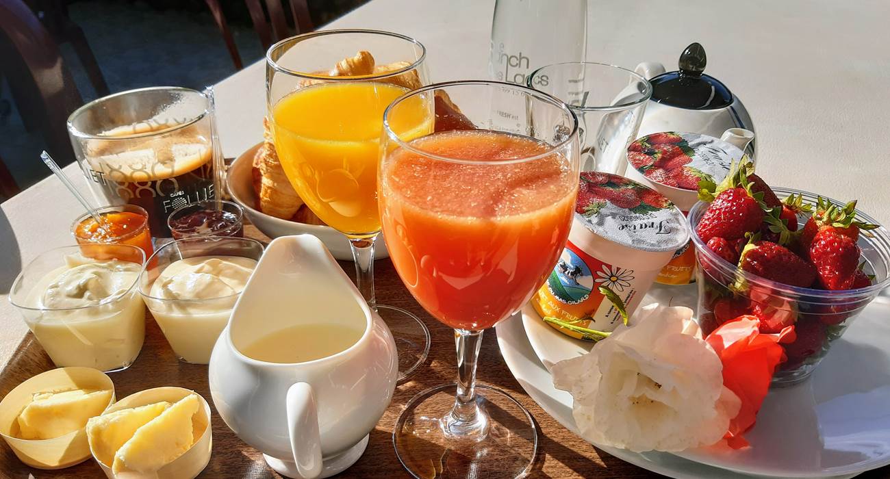petit déjeuner gourmand plateau servi au jardin-page