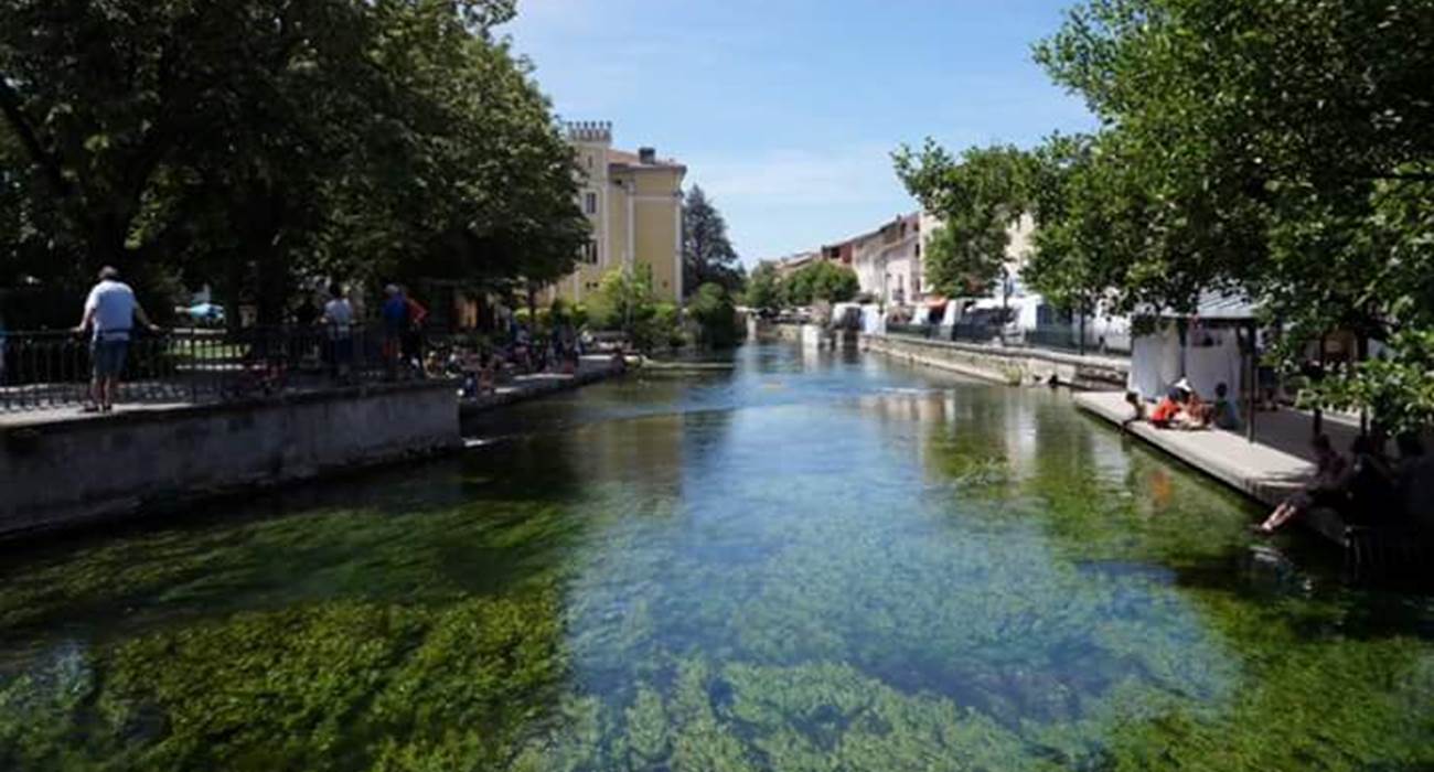 la sorgue derrière le jardin de la caisse d'épargne