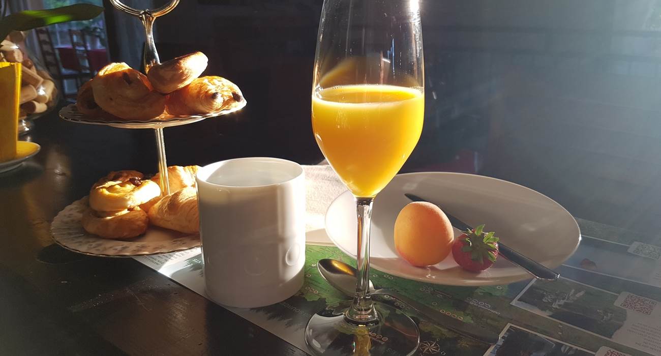 petit déjeuner express servi au bar Le Ranch des Lacs Hôtel 87120-page