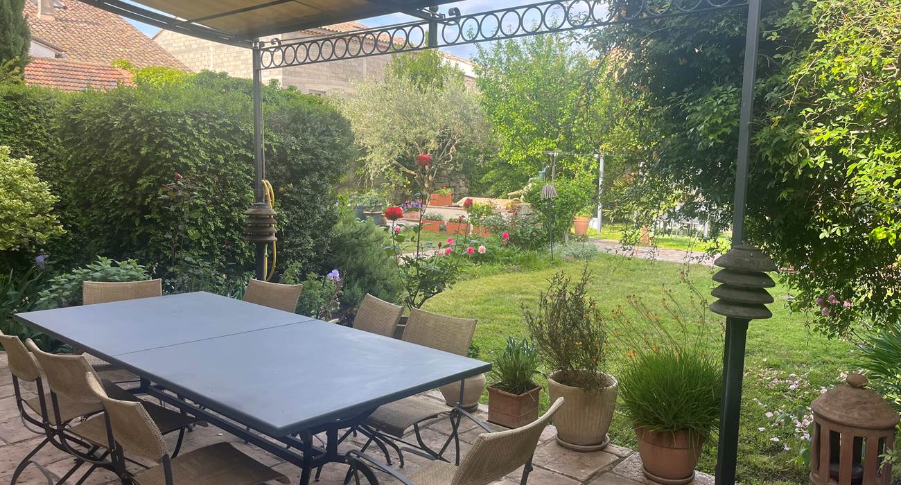 Le petit-déjeuner avec vue sur le jardin de notre maison-page