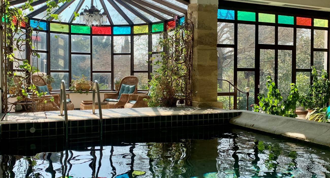 Piscine intérieure chauffée et son jacuzzi dans le Vaucluse-page