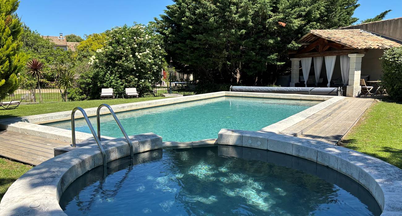 Piscine extérieure et son jacuzzi-page