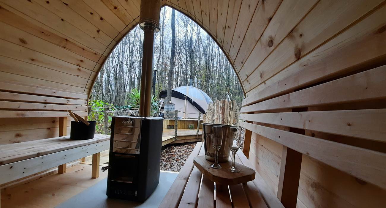 Le sauna igloo avec vue panoramique sur les bois