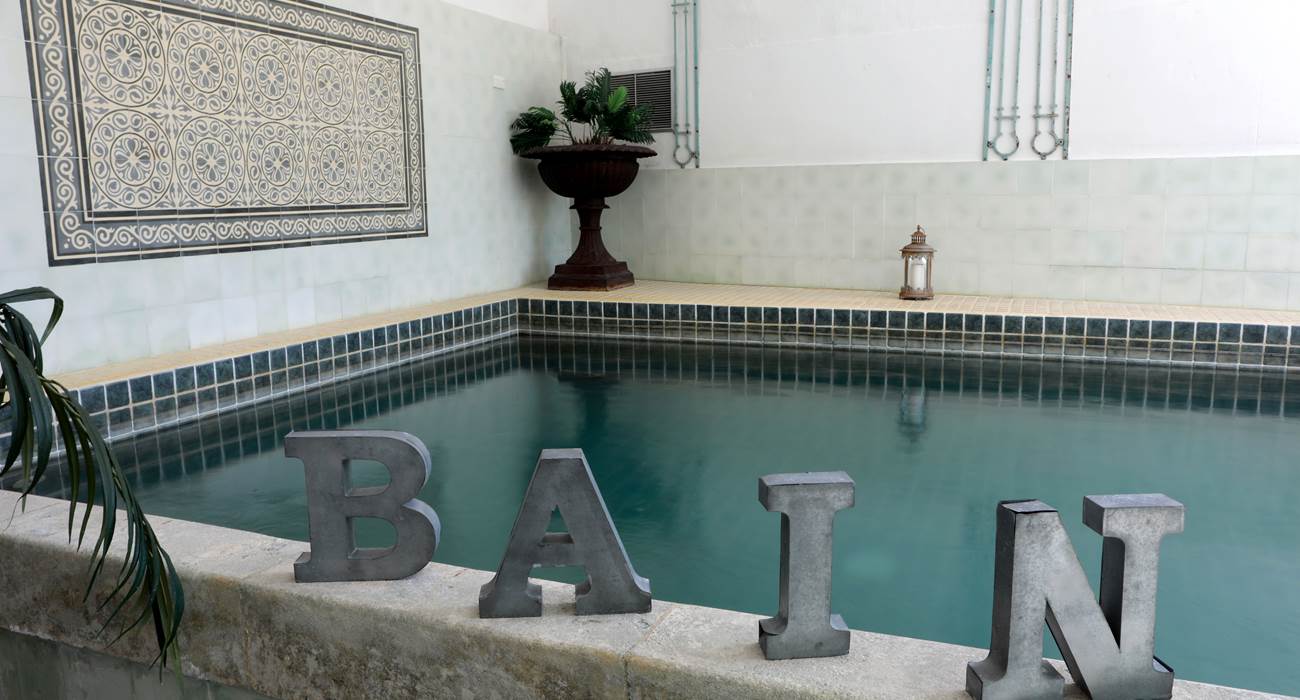 Piscine intérieure chauffée et son jacuzzi dans le Vaucluse-page