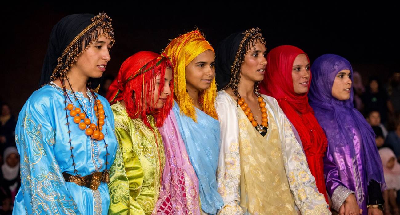 Jeunes femmes en tenues de fête pour un mariage traditionnel berbère