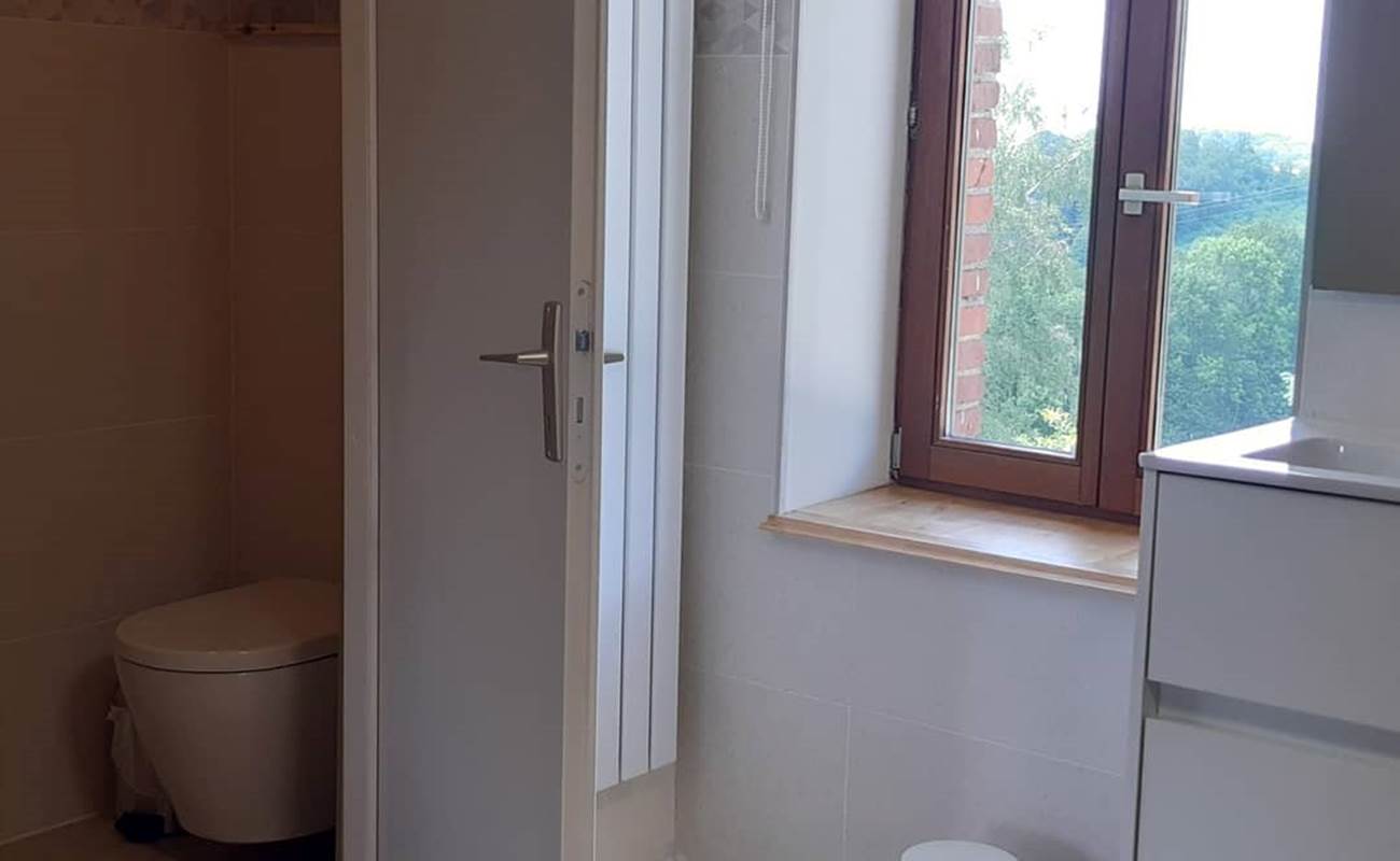 Chambre Paul Rebeyrolle rénovée juin 2021 - WC suspendu fermé dans la chambre-photo-gallery