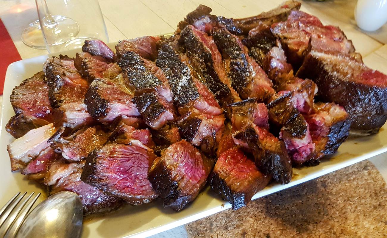 2016112Viande bovine de race limousine longue maturation sélectionnée par Hugues Burgalières notre artisan boucher depuis 1995. Le Ranch des Lacs-photo-gallery