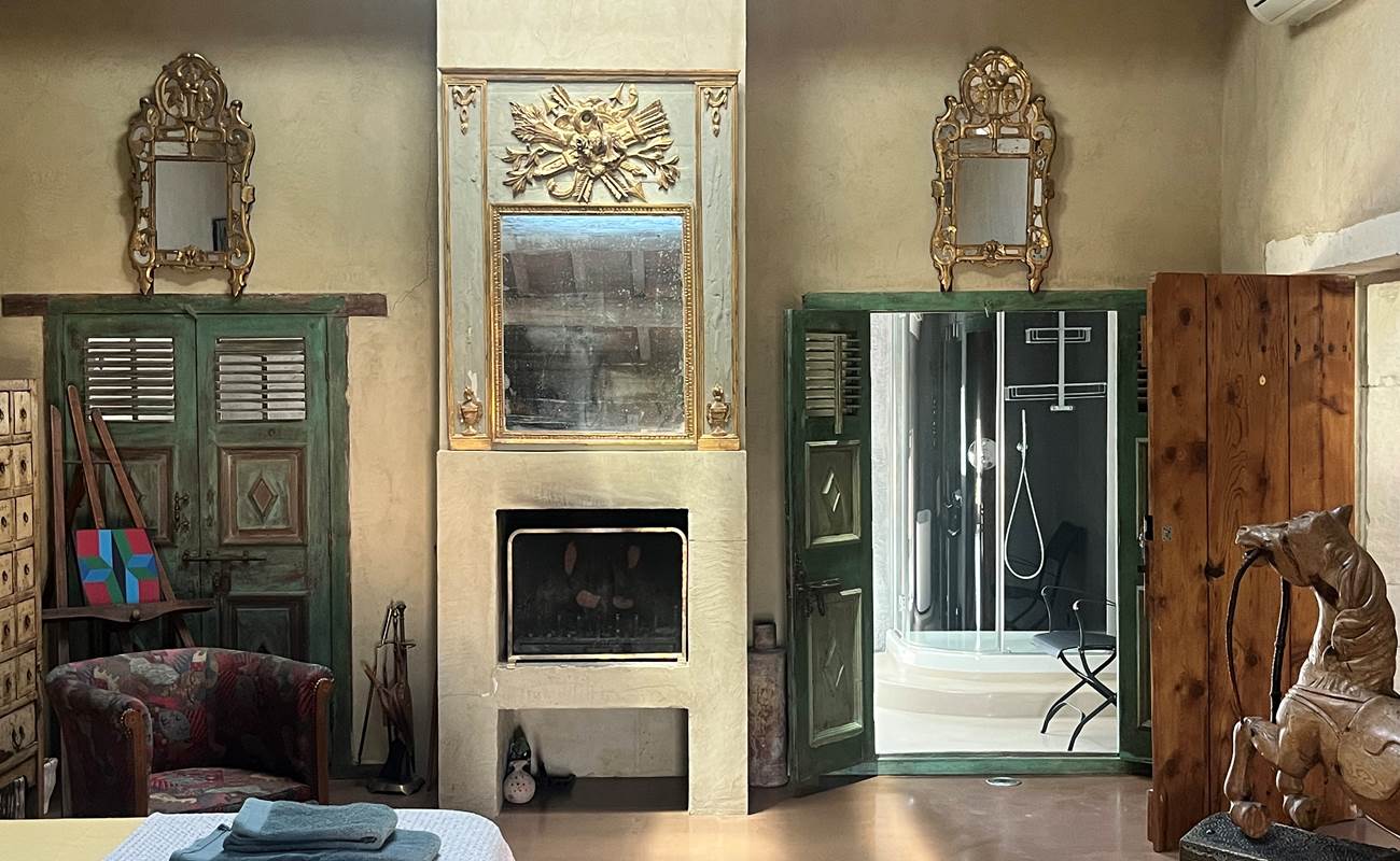 une vue sur la cheminée et l'entrée de la grande salle de bain-photo-gallery