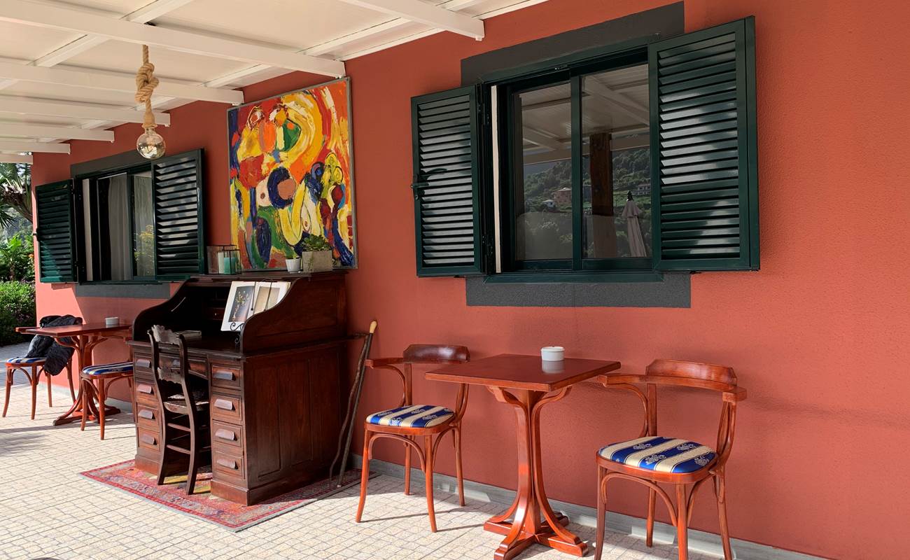 Espace pique-nique privatif pour boire et manger a l'abris devant chaque chambres - Private picnic area for drinking and eating in the shelter in front of each room-photo-gallery