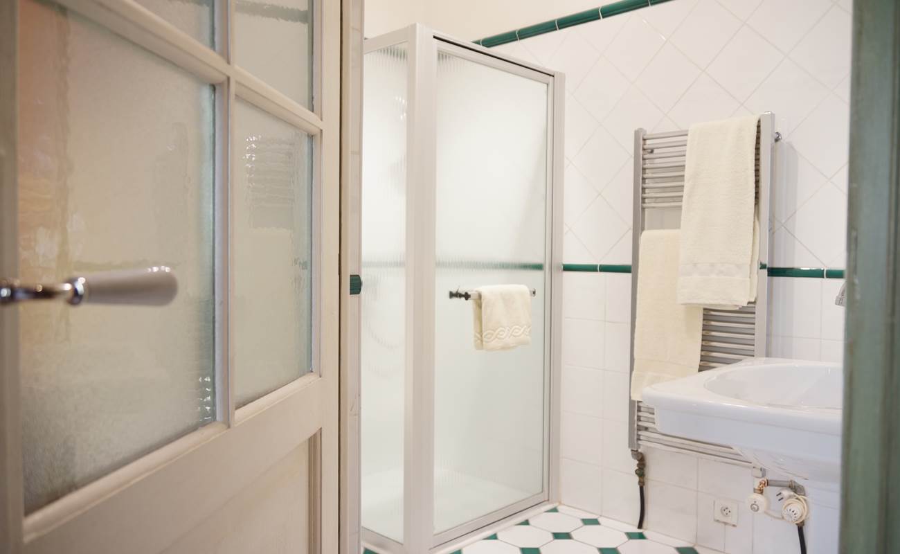 Maison en Provence de charme -Salle d'eau chambre ocre beige et orange - Lapalud - Vaucluse-photo-gallery