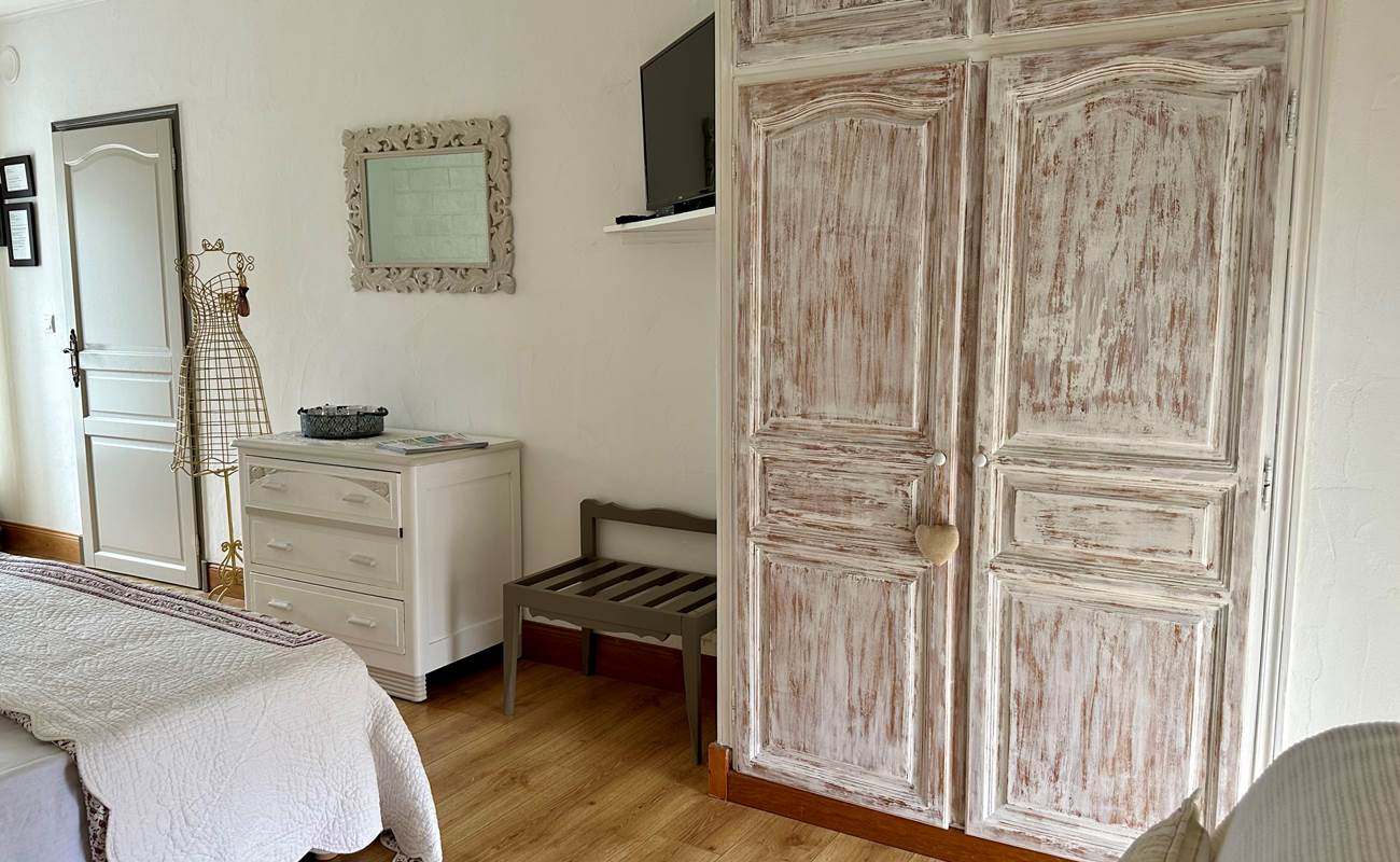 Une penderie ,commode .-photo-gallery