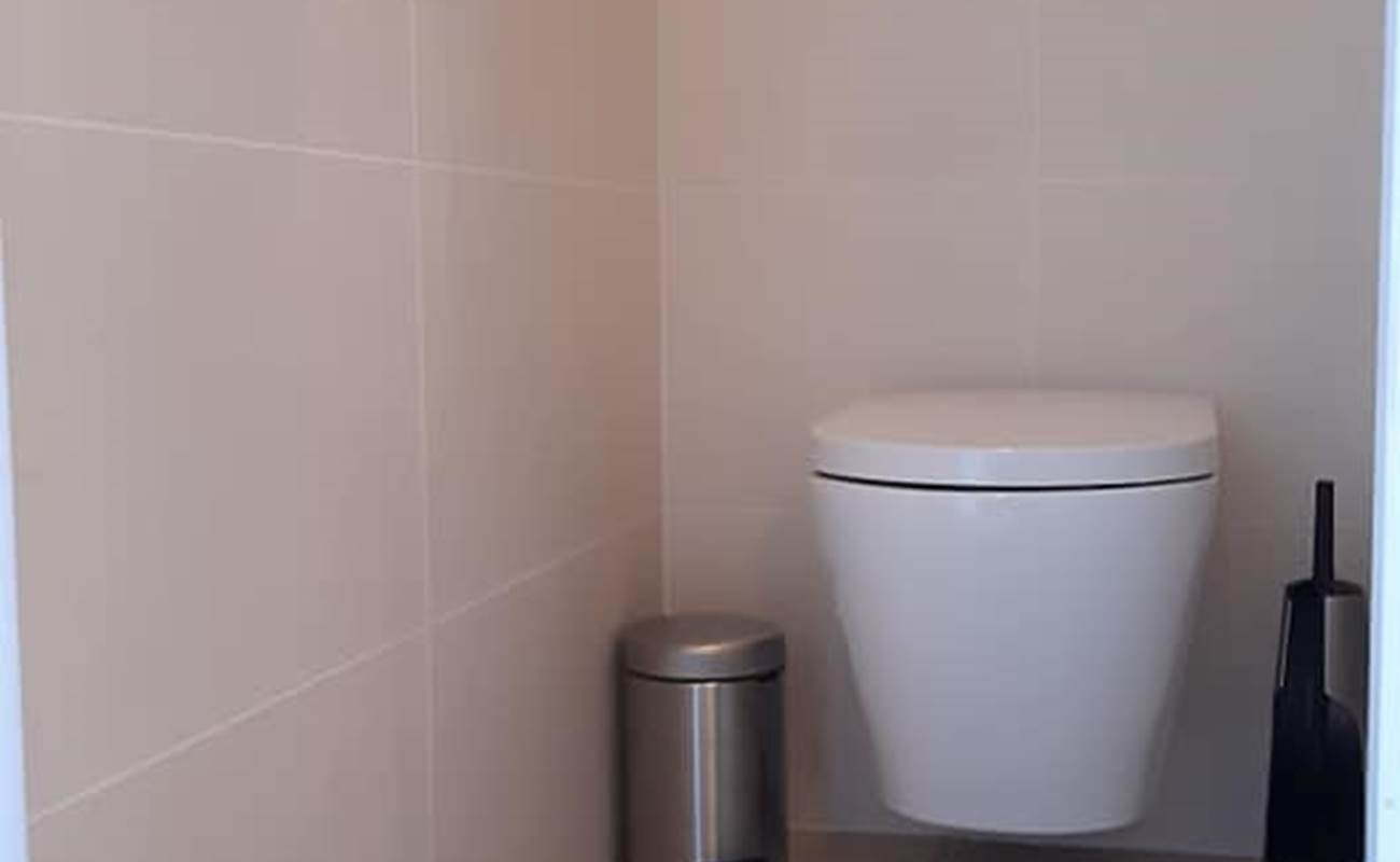 wc suspendu indépendant fermé dans la chambre-photo-gallery