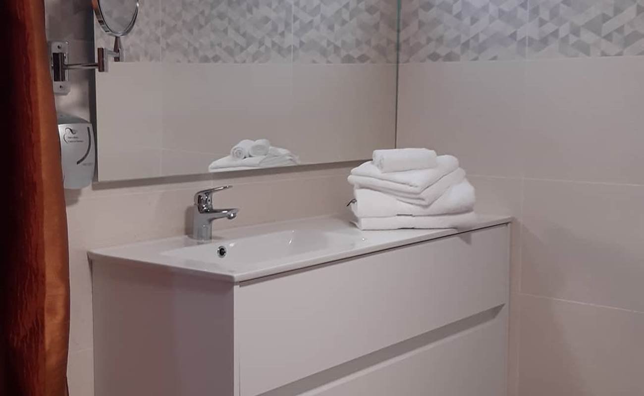 chambre l'R de Rien, espace sanitaire - lavabo avec meuble lavabo, rénovation juin 2021-photo-gallery
