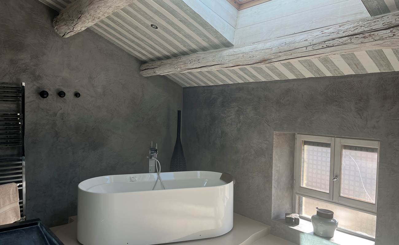 salle de bain vue sur les les toits du village Vaucluse Provence-photo-gallery