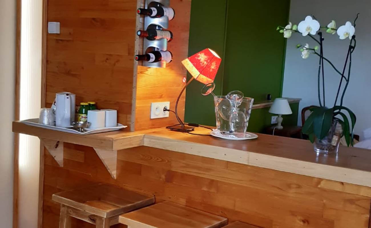 Chambre Paul Rebeyrolle - espace accueil - bar- détente - rénovation juin 2021 Le Ranch des Lacs-photo-gallery