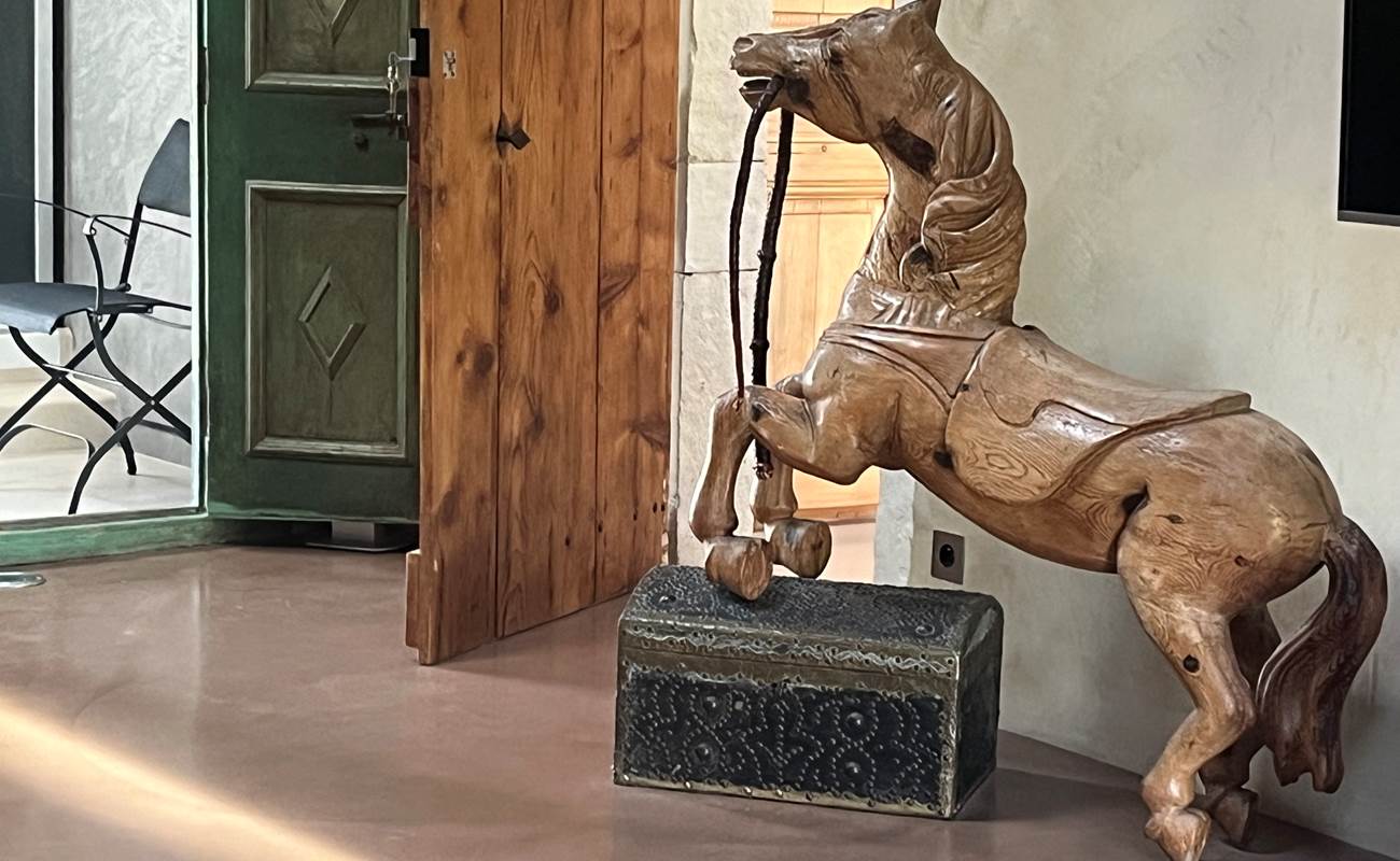 Notre vieux cheval de manège dans la chambre king size de luxe en Provence - Lapalud-photo-gallery