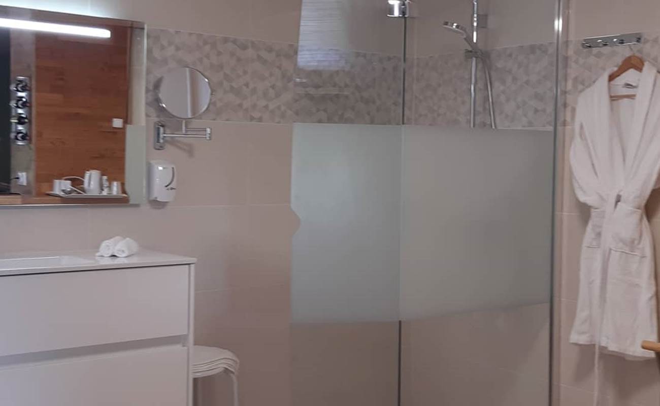 salle d'eau ouverte chambre Paul Rebeyrolle - rénovation juin 2021 Le Ranch des Lacs-photo-gallery
