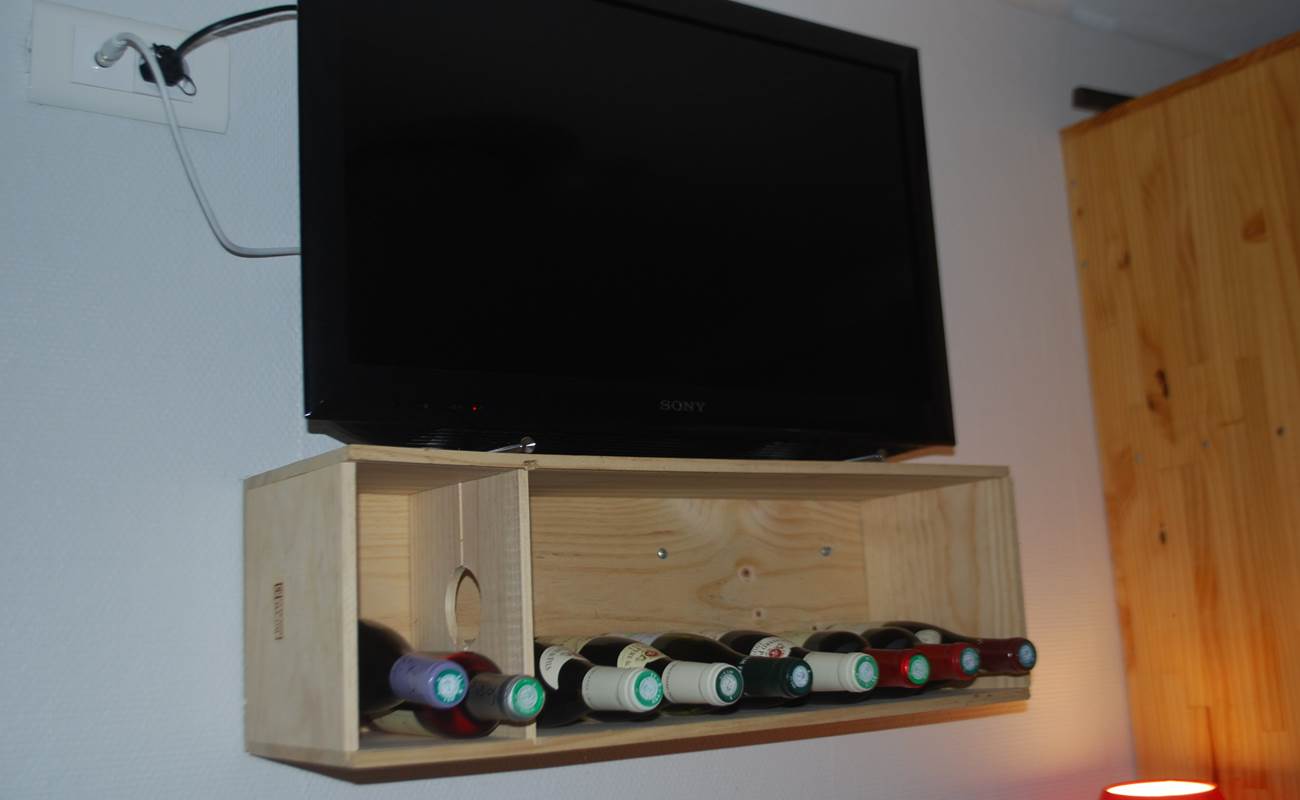ecran plat et suggestion de vins Chambre La Pousse d'Or Hotel de Charme-photo-gallery