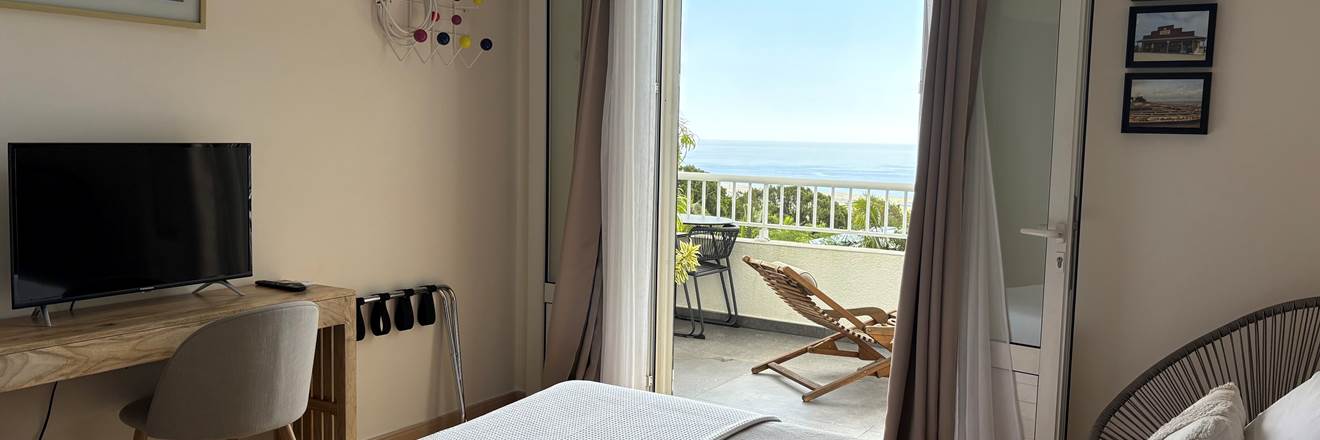 Chambre Galabé et sa terrasse vue mer, lit Queen-size et climatisation