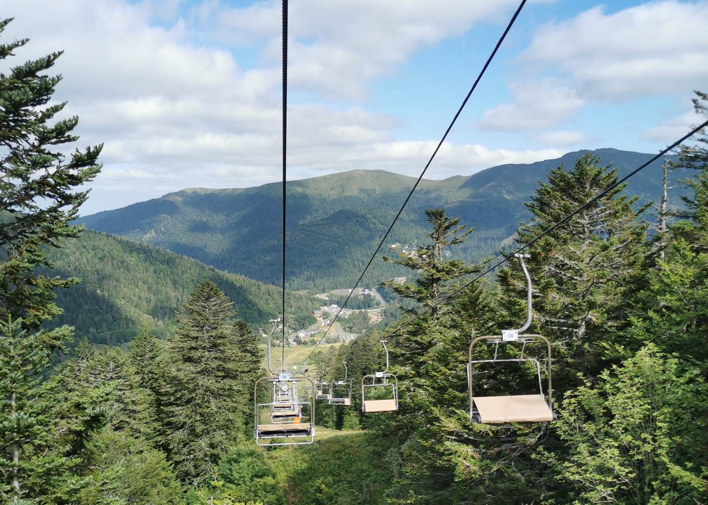 Prendre le télésiège pour monter au Plomb du Cantal