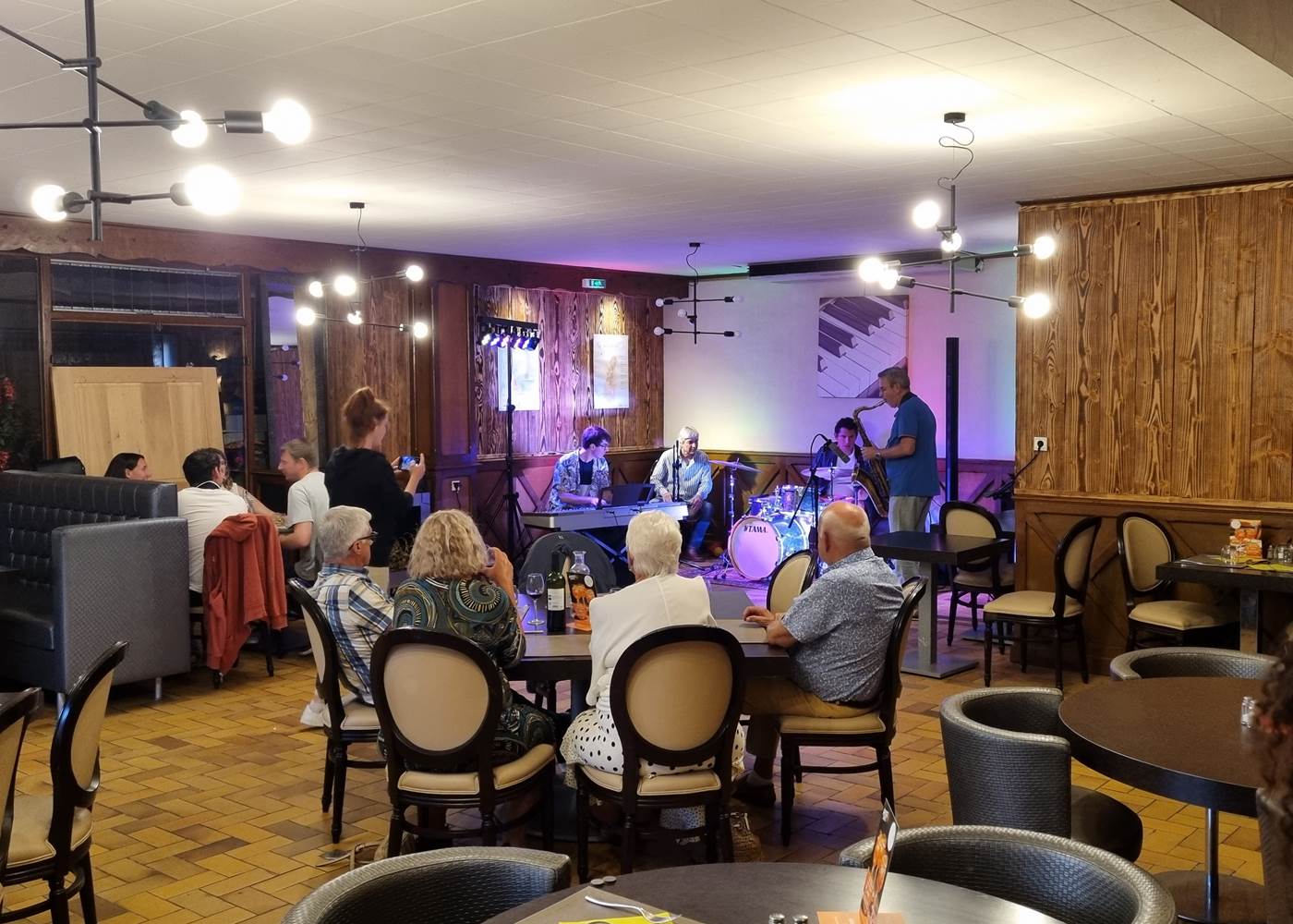 Restaurant Auberge du Bois de l’Étang – Cuisine traditionnelle, produits locaux, ambiance chaleureuse près du Lac de Vassivière.