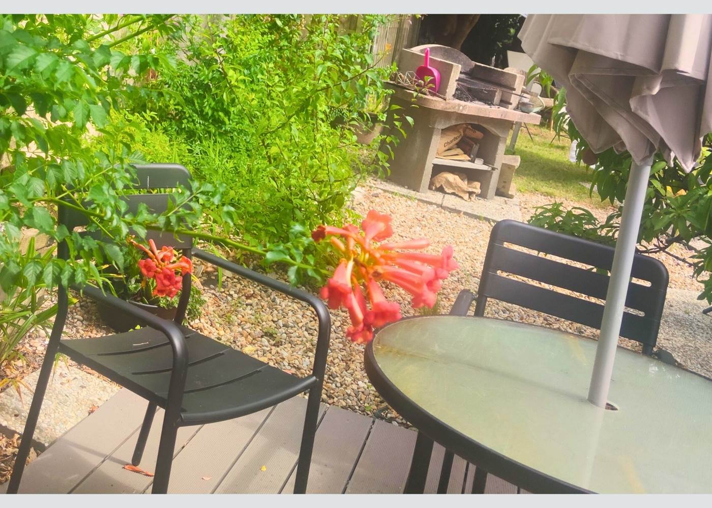 Un espace extérieur plein de charme Sous la glycine et près du barbecue, partagez des moments conviviaux dans un cadre paisible.