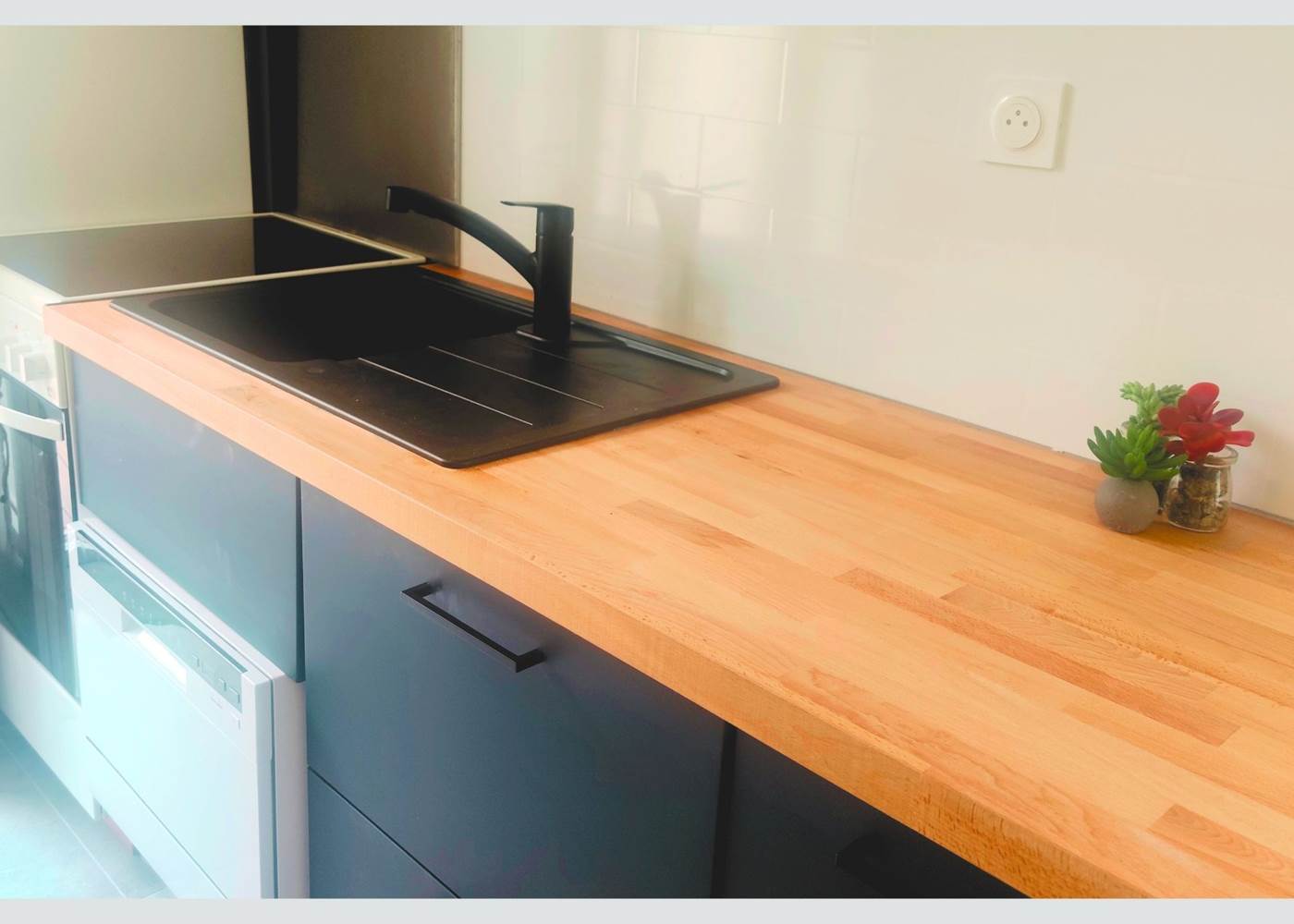 Cuisine claire et fonctionnelle pour vos repas à deux Un coin cuisine bien pensé, idéal pour cuisiner dans le calme de La Flotte, avec tout le confort moderne à portée de main.