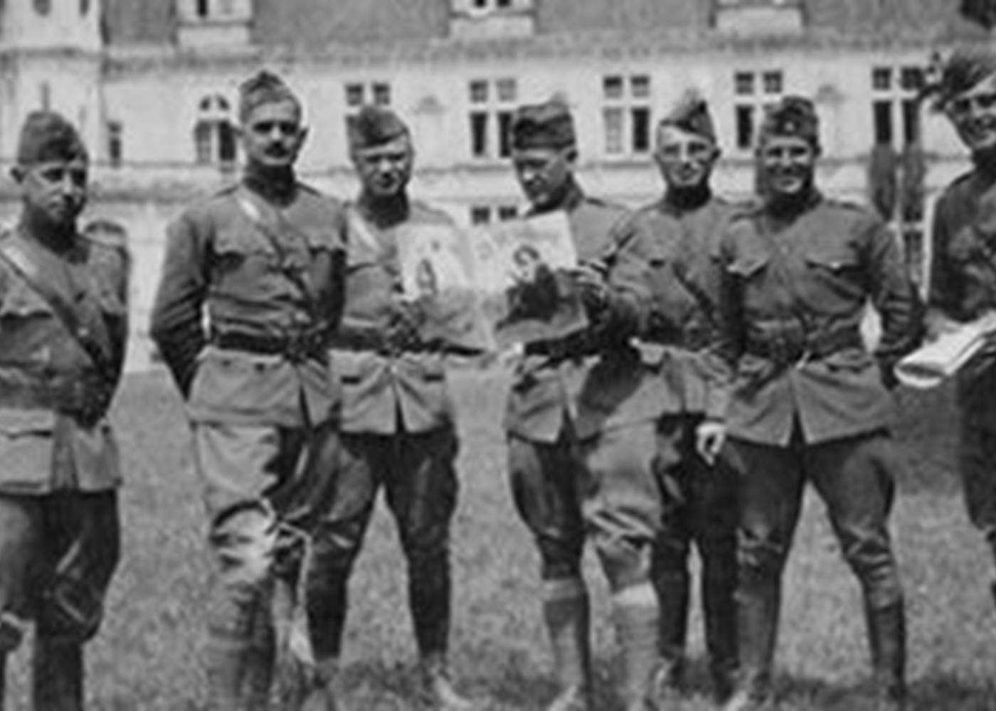 Harry Truman et ses soldats en 1918 devant le château