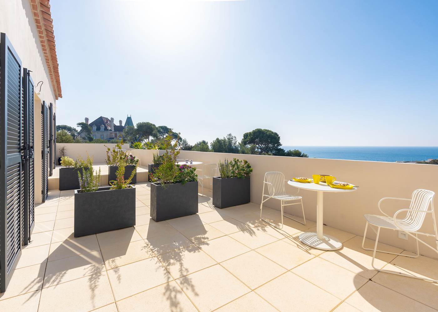 Vue espace terrasse vue mer chambre jaune