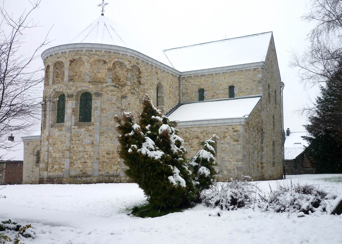 Sous la neige comme sous le soleil vos yeux pourront apprécier l'église de notre terrasse