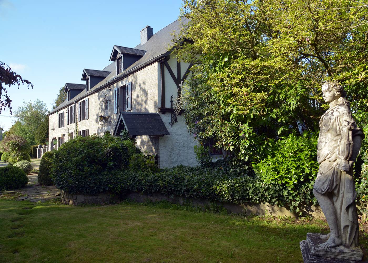 Manoir façade jardin b