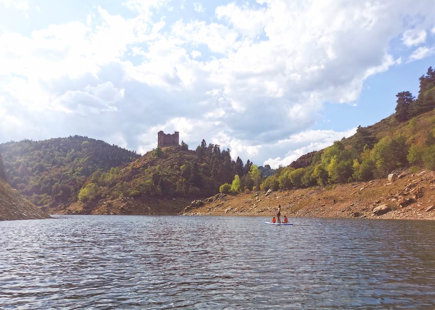 Faire du paddle avec vue sur le château d'Alleuze
