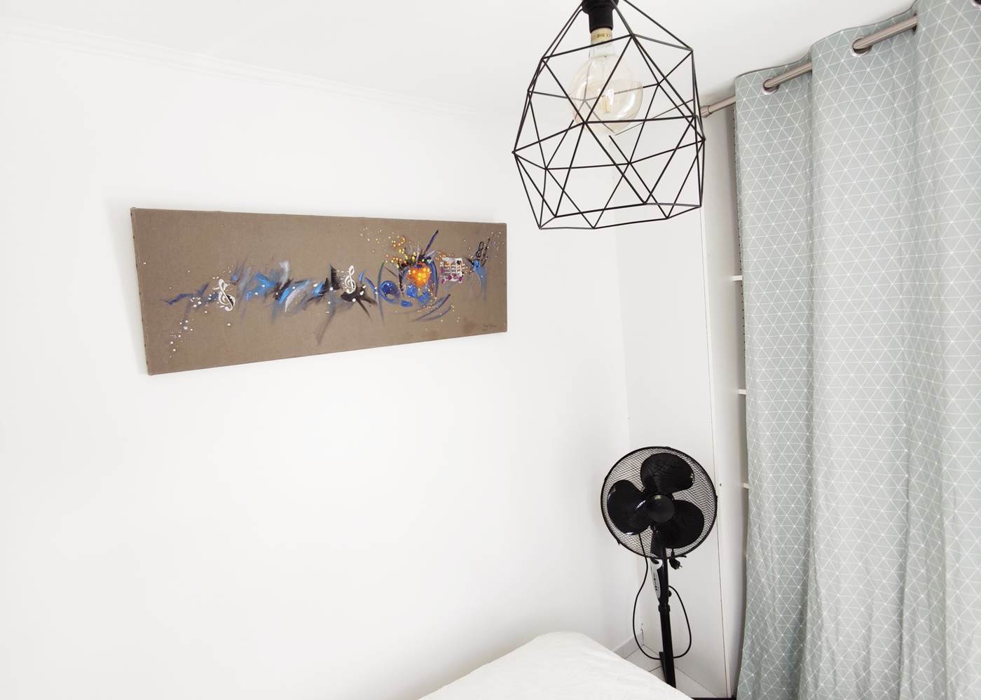 Maison Réthaise 2 – Chambre calme au style épuré Un cadre serein et lumineux, pensé pour le confort et la simplicité, dans une maison pleine de charme au centre de La Flotte.