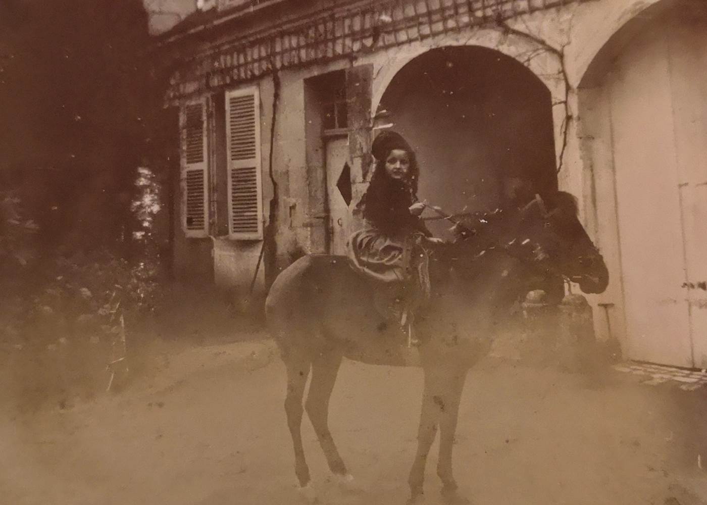 Début XXème, photo prise devant ce qui deviendra, un siècle plus tard,  le gîte.