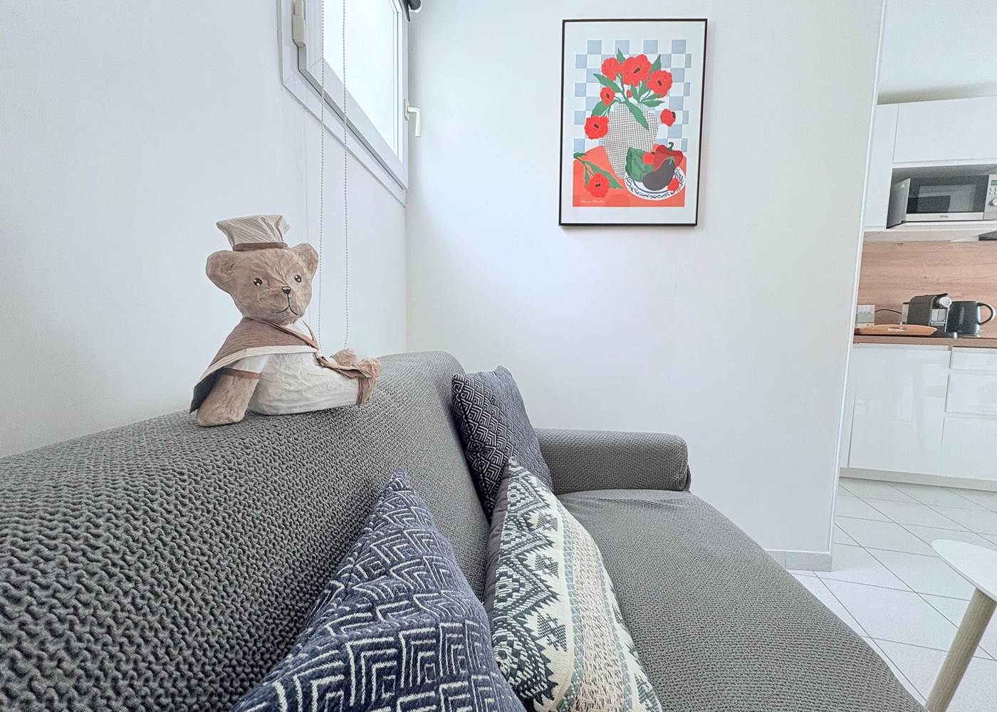 Maison Réthaise 2 – Séjour cosy et graphique Ambiance contemporaine dans un espace bien agencé, parfait pour savourer des moments de détente en centre-ville.