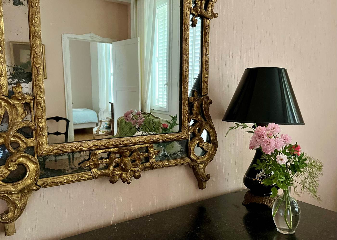 Chambre Rose spacieuse, balcon, lit Queensize