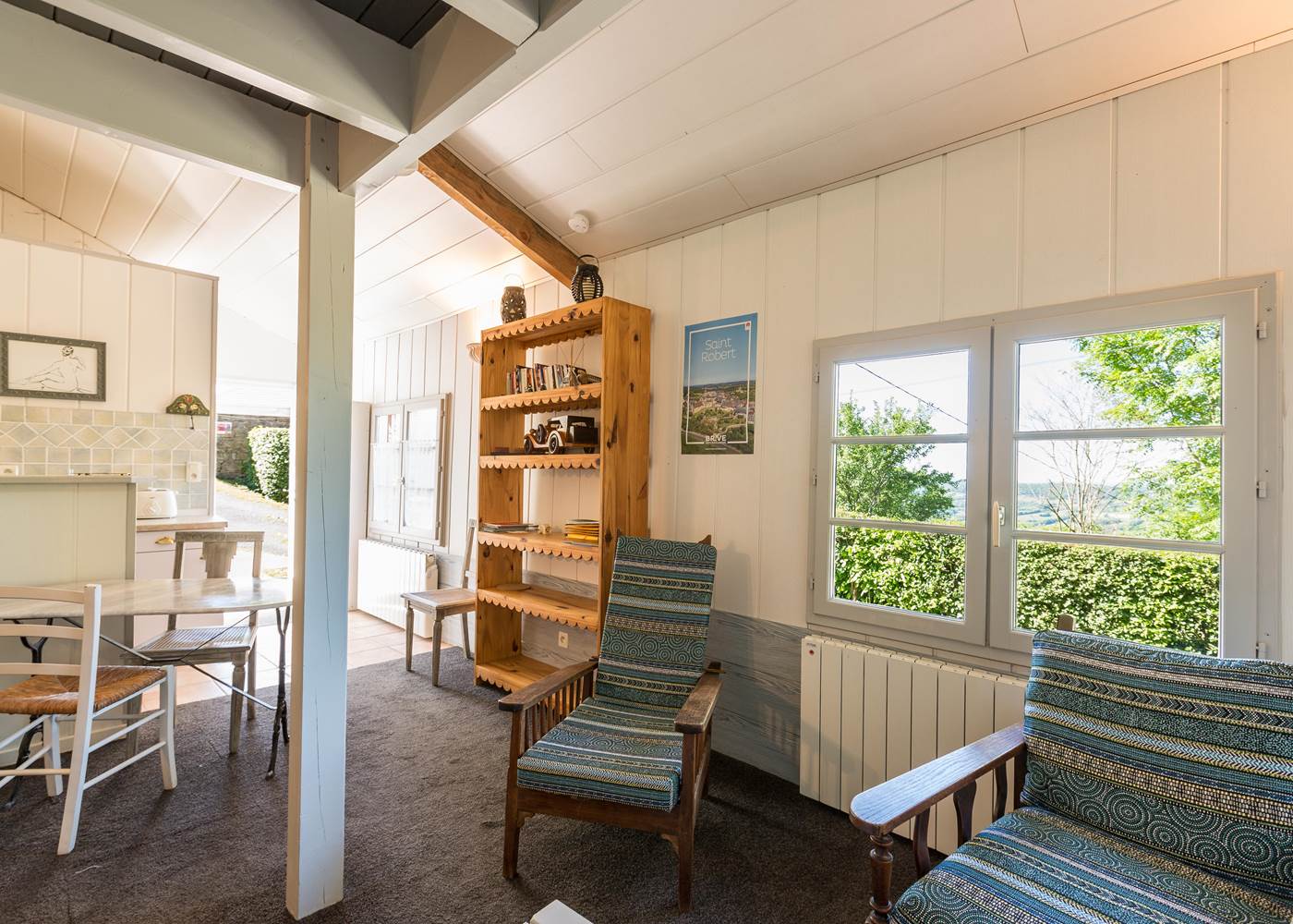 Intérieur du studio, vue sur la vallée