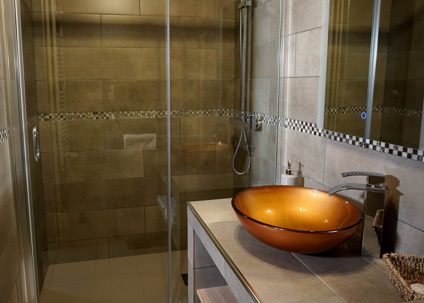 Vasque moderne et carrelage montagne