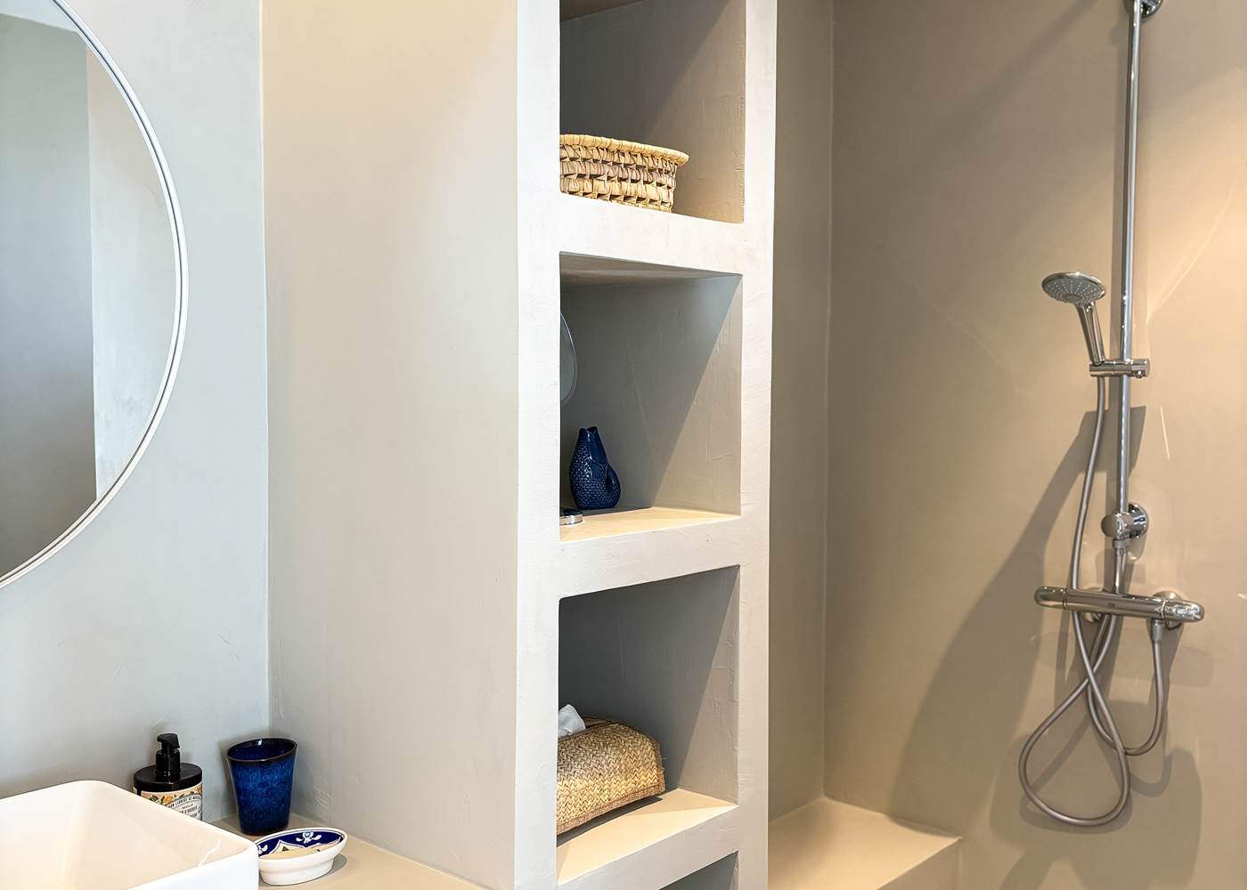 douche salle de bain chambre bleue