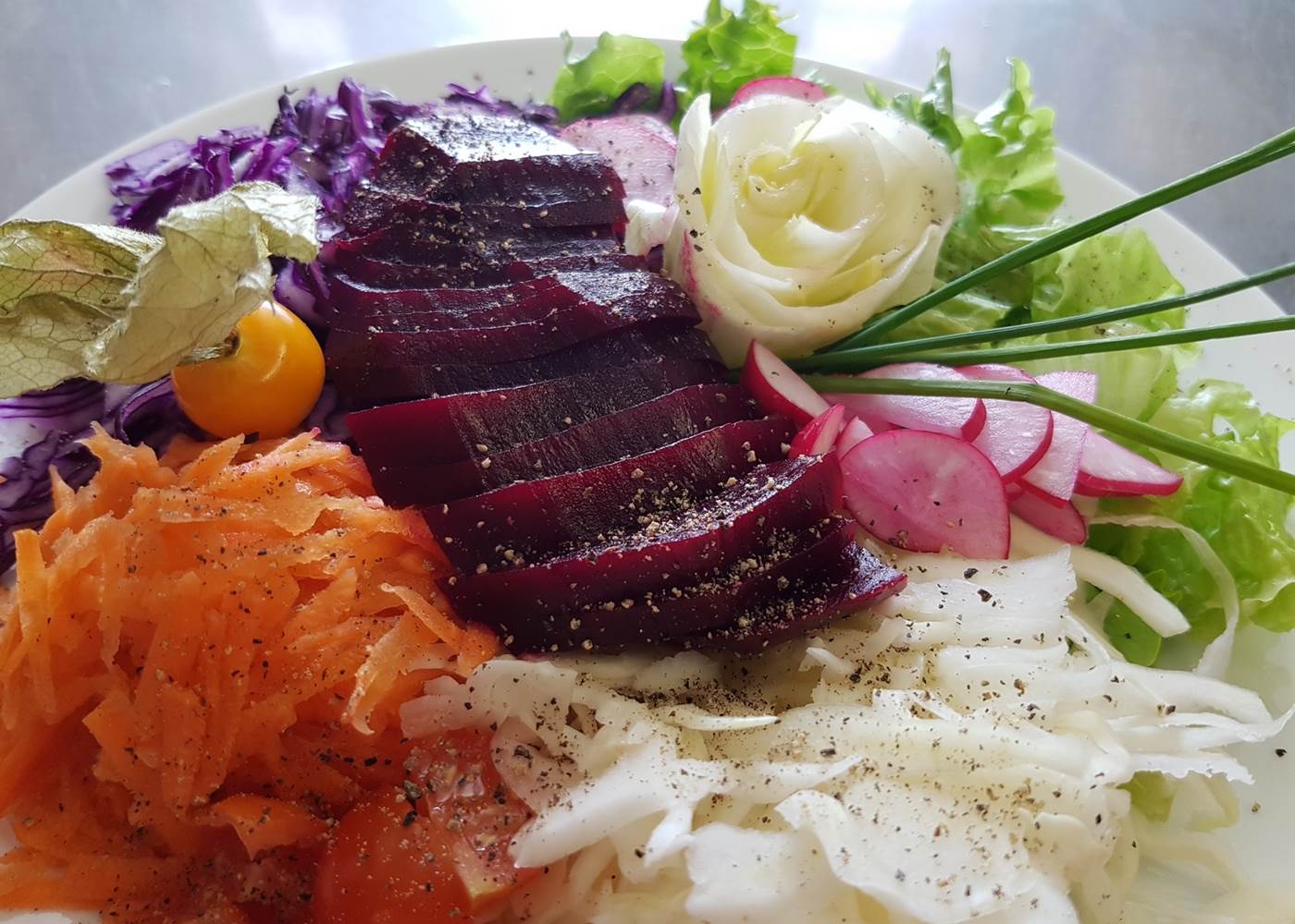 assiette de crudités de saison Fondue Pelaude Restaurant Le Ranch des Lacs