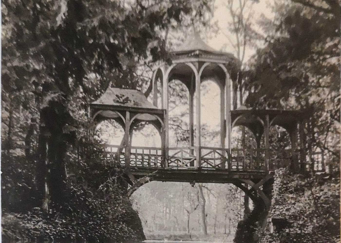 Début XXème, le pont chinois qui décorait l'étang.