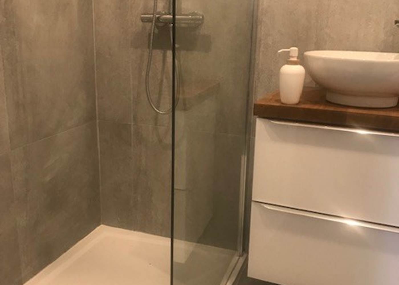 Salle d’eau du studio – Confort et modernité au cœur du village Douche vitrée, vasque design et ambiance zen pour un séjour tout en douceur à La Flotte, Île de Ré.