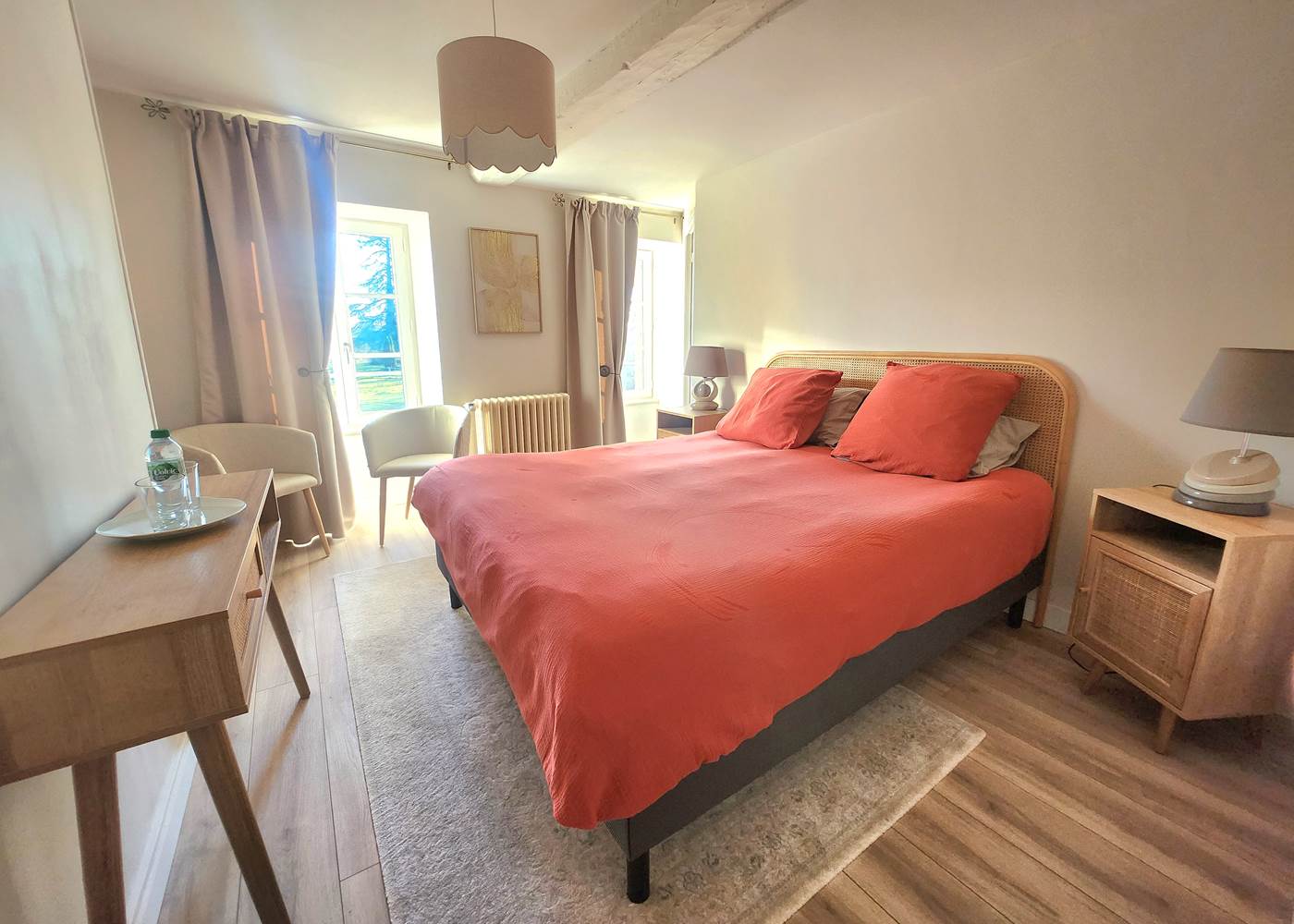 Chambre lumineuse et confortable