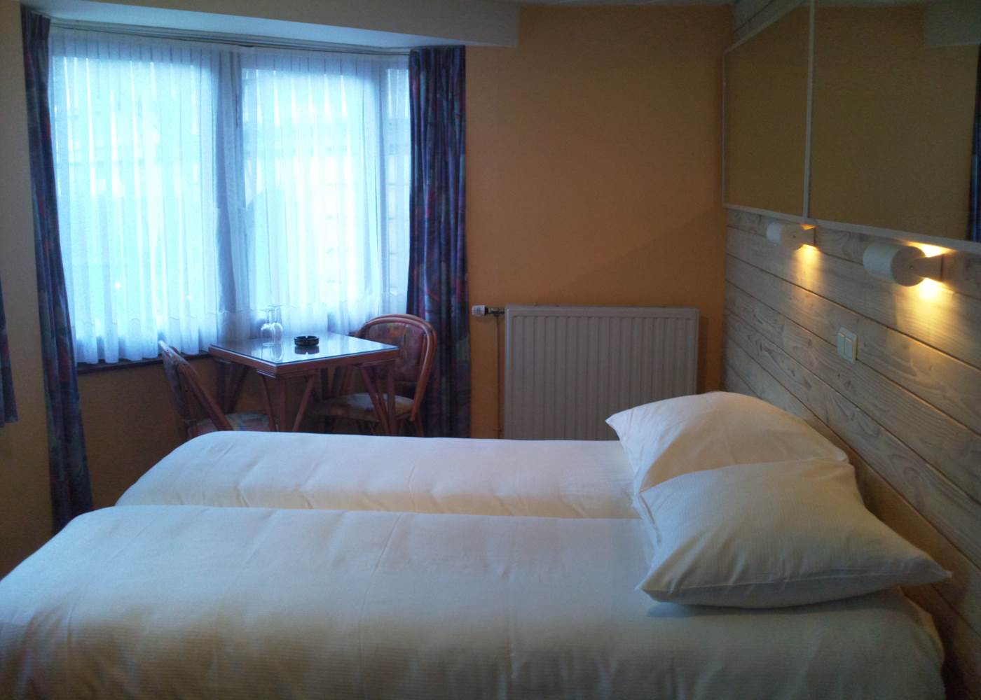 Vue panoramique de la chambre 21 Twin ou Double pour bien se rendre compte de sa description mais pas de sa dimension.  Ici la Chambre en TWIN ( 2 lits jumeaux ).