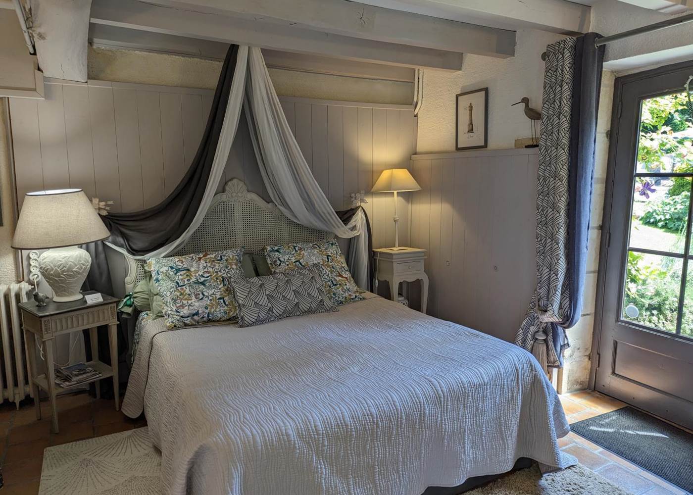 Moulin-Rouhaud-Suite-familiale-Ancolie-agapanthe-lit-queen-size