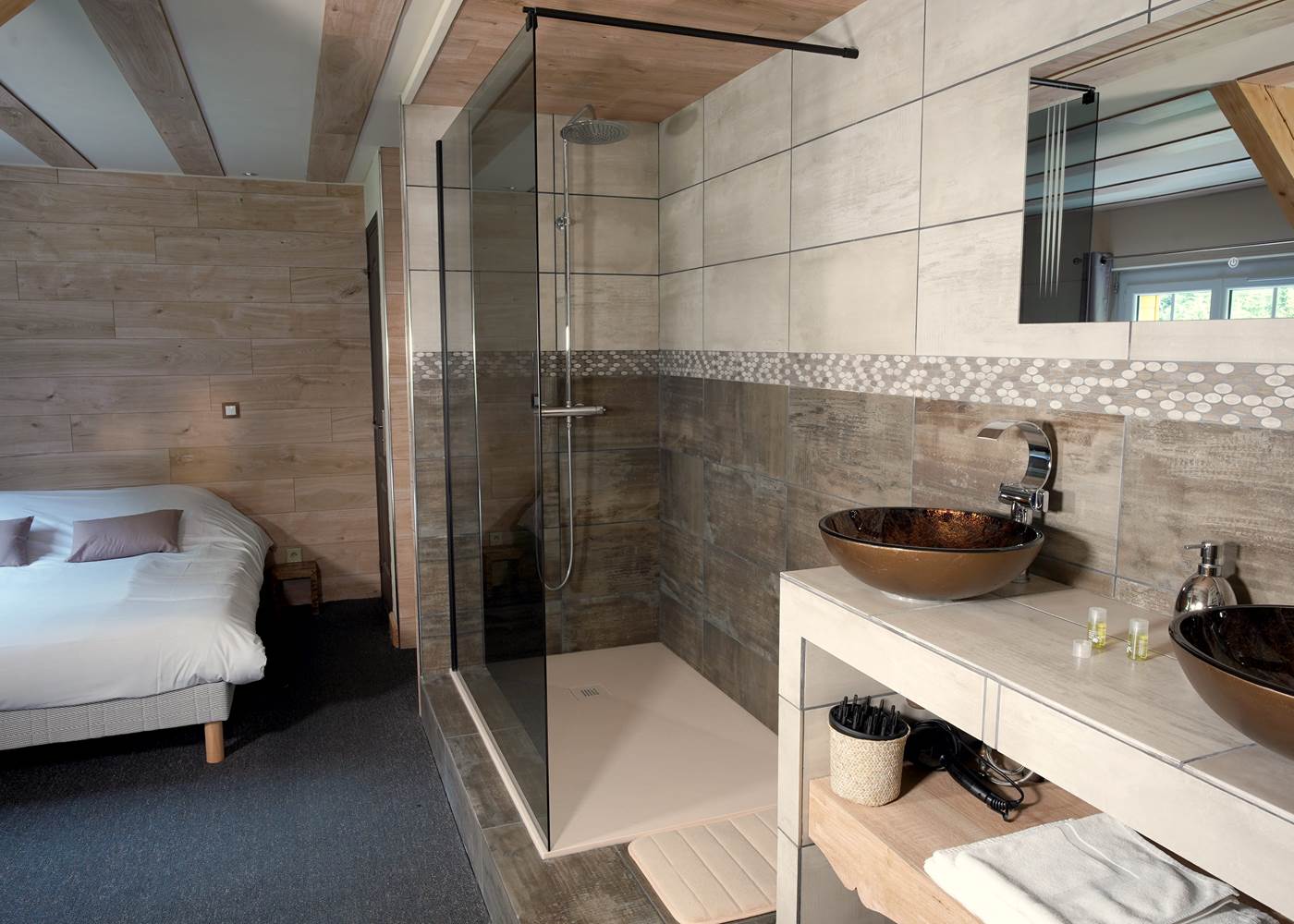 Vasque design et douche moderne