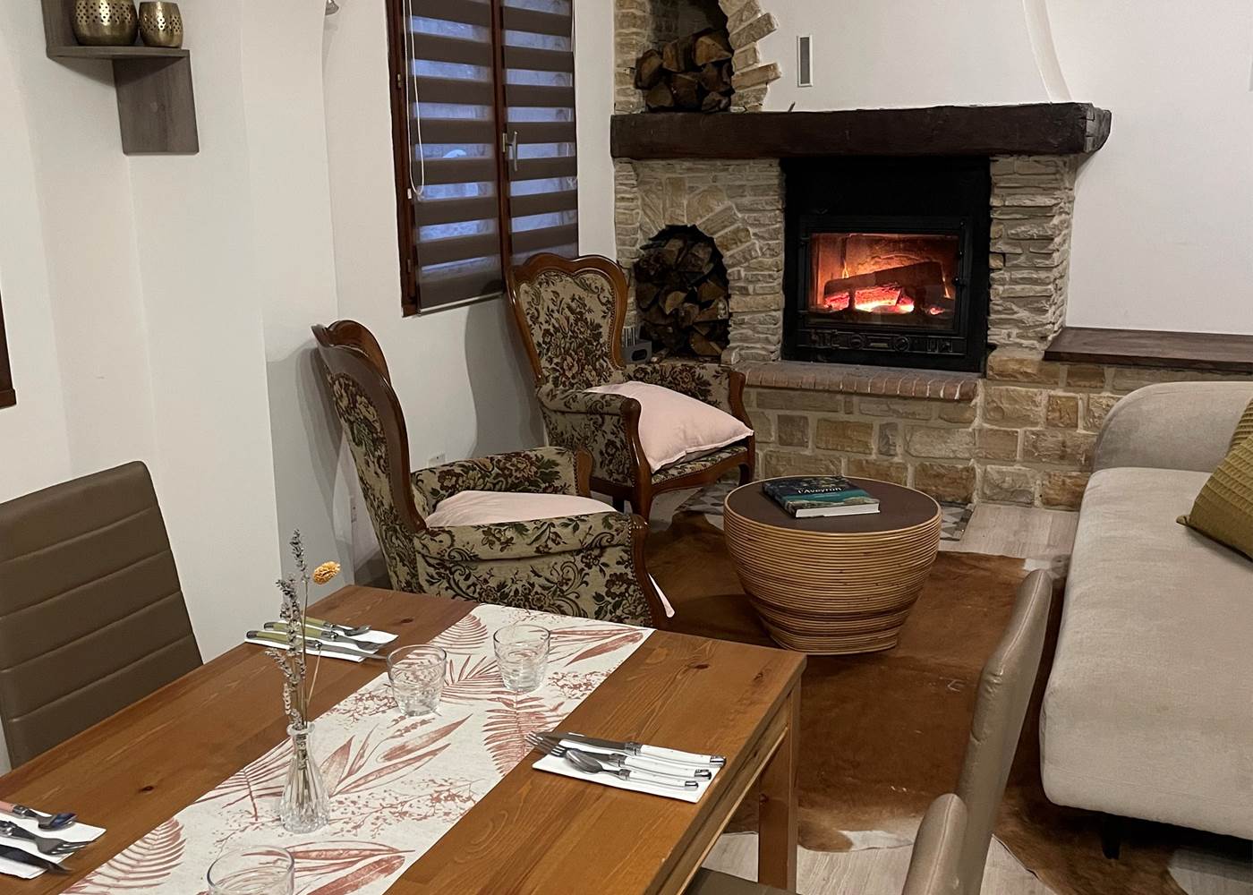 Au coin de la cheminée.